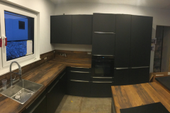 Moderne Küche, schwarz und Holzfarben Seite
